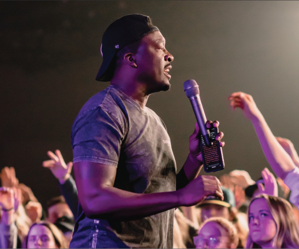 Top-Motivational-Speaker-Isaac-Butts-Speaking-to-Crowd