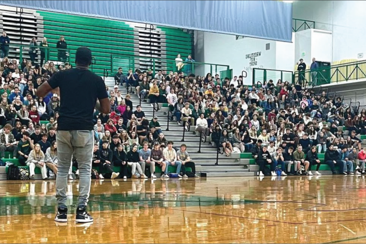 Top-Motivational-Speaker-Isaac-Butts-speaking-to-3000-students
