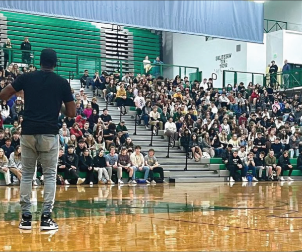 Top-Motivational-Speaker-Isaac-Butts-speaking-to-3000-students